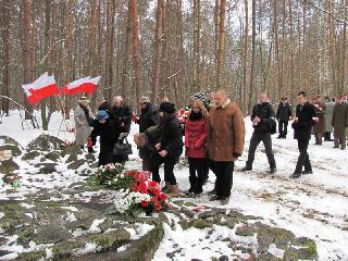 2013.03.20 71. rocznica egzekucji zgierskiej - pod mogiłą w Lesie Lućmierskim - 019.jpg