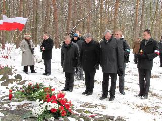 2013.03.20 71. rocznica egzekucji zgierskiej - pod mogiłą w Lesie Lućmierskim - 020.jpg