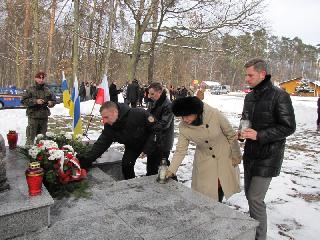 2013.03.20 71. rocznica egzekucji zgierskiej - pomnik w Lesie Lućmierskim - 024.jpg