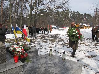 2013.03.20 71. rocznica egzekucji zgierskiej - pomnik w Lesie Lućmierskim - 025.jpg
